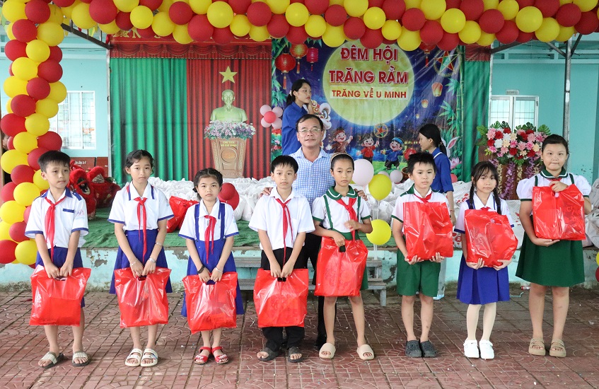 Mang Trung thu đến với học sinh vùng khó 