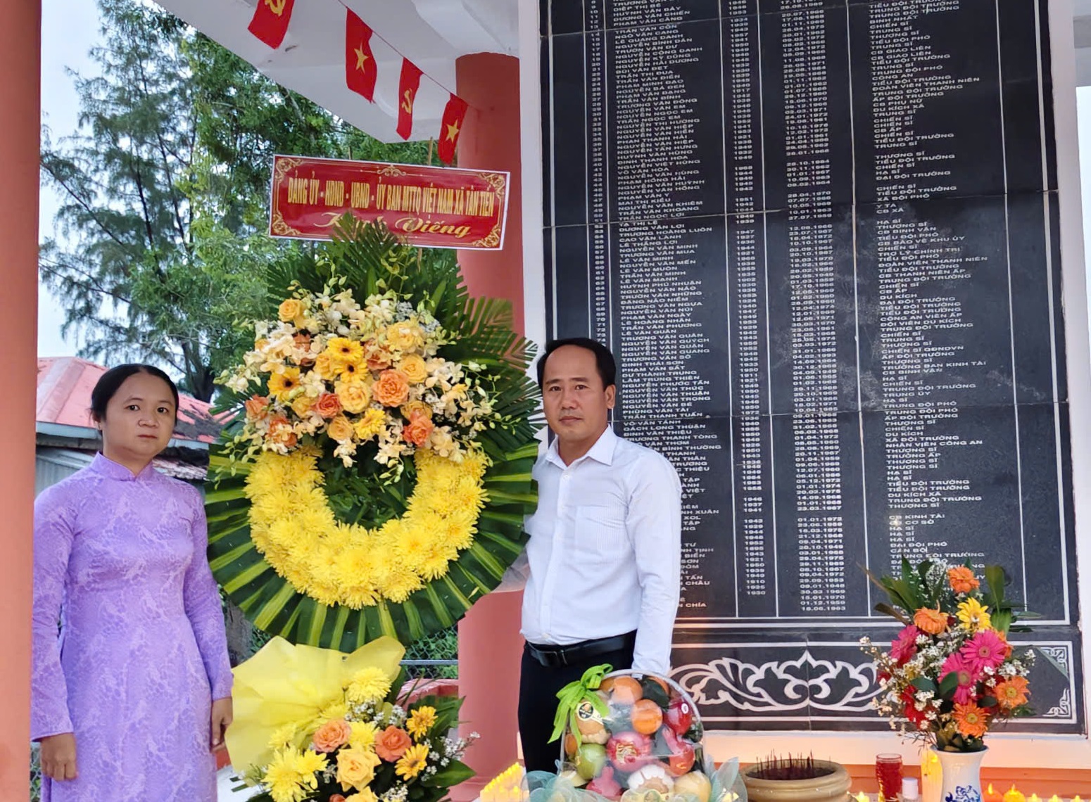 XÃ TÂN TIẾN TỔ CHỨC LỄ VIẾNG, DÂNG HƯƠNG VÀ THẮP NẾN TRI ÂN KỶ NIỆM 79 NĂM NGÀY THƯƠNG BINH - LIỆT SĨ (27/7/1947 - 27/7/2026)