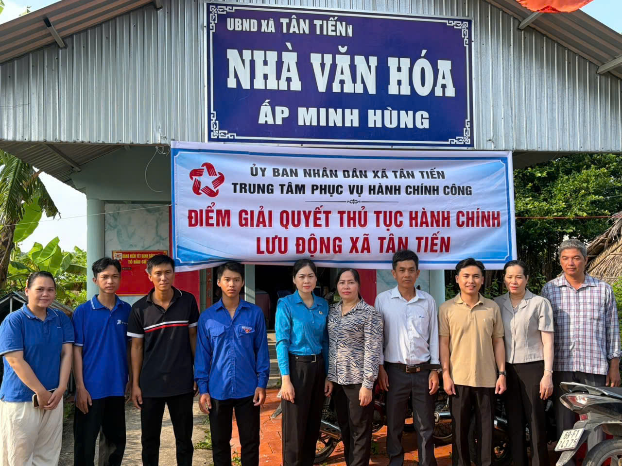 XÃ TÂN TIẾN TỔ CHỨC TIẾP NHẬN VÀ GIẢI QUYẾT THỦ TỤC HÀNH CHÍNH LƯU ĐỘNG ĐỢT 2 TẠI ẤP MINH HÙNG