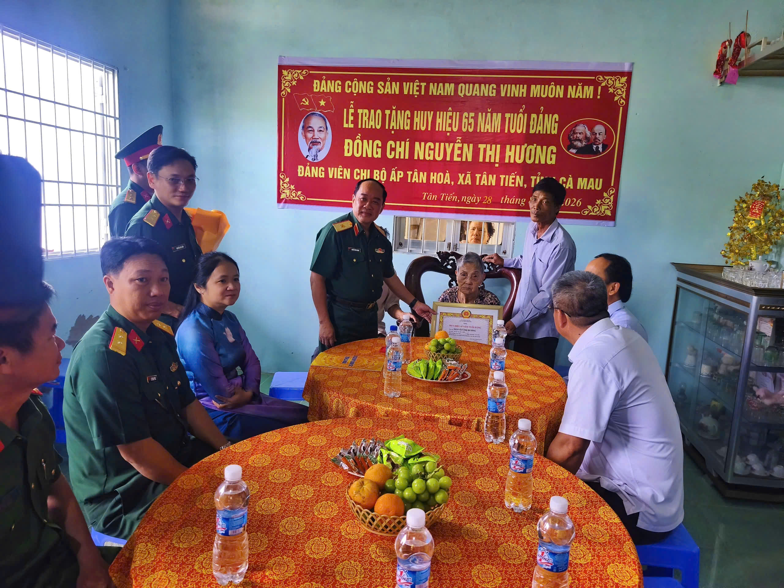 XÃ TÂN TIẾN LỄ TRAO TẶNG HUY HIỆU 65 NĂM TUỔI ĐẢNG CHO ĐỒNG CHÍ NGUYỄN THỊ HƯƠNG
