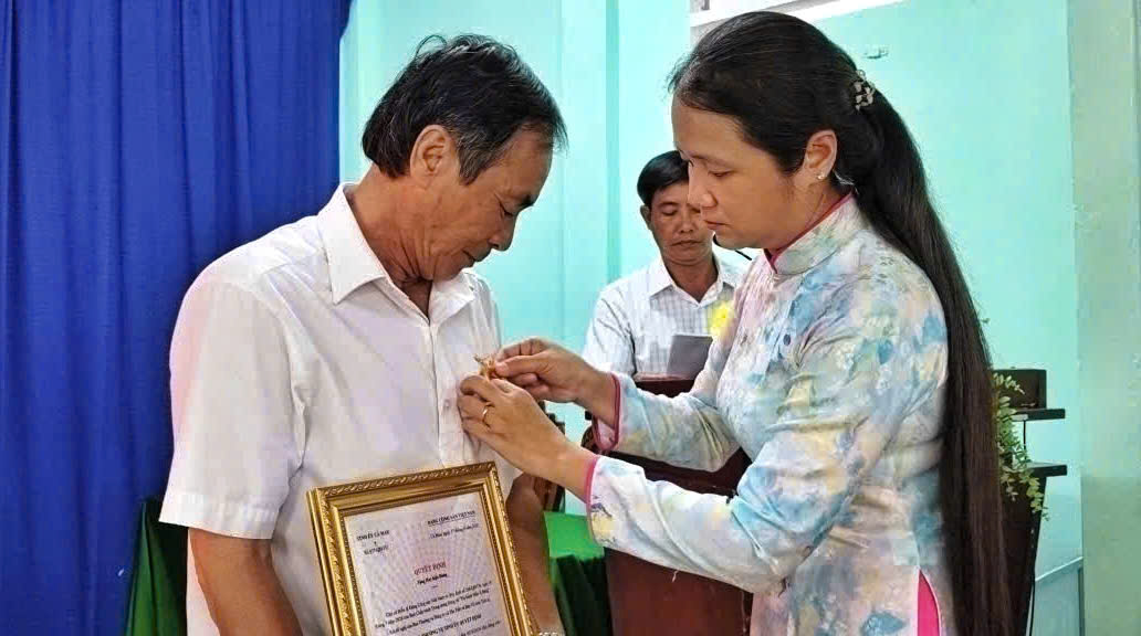 XÃ TÂN TIẾN TỔ CHỨC LỄ TRAO TẶNG HUY HIỆU ĐẢNG ĐỢT 02/9 NĂM 2026