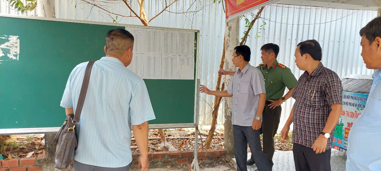 KIỂM TRA CÔNG TÁC CHUẨN BỊ BẦU CỬ TẠI CÁC ẤP CỦA XÃ TÂN TIẾN