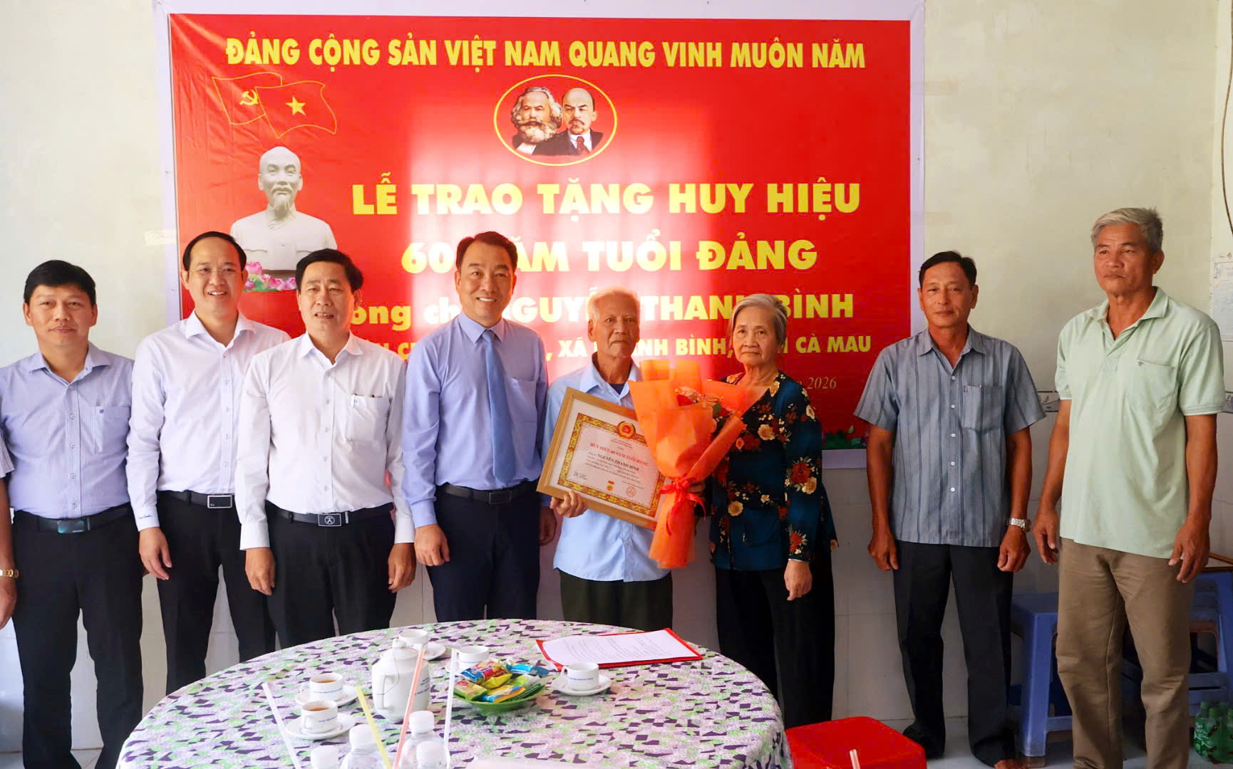 TỈNH ỦY CÀ MAU TRAO TẶNG HUY HIỆU 60 NĂM TUỔI ĐẢNG CHO ĐẢNG VIÊN ĐANG SINH HOẠT TẠI CHI BỘ ẤP 2B, XÃ KHÁNH BÌNH