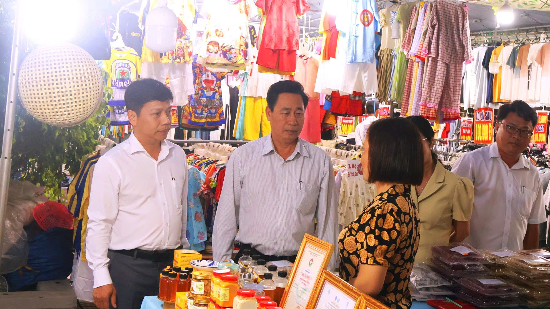 LÃNH ĐẠO ĐẢNG ỦY VÀ UBND XÃ THAM QUAN  HỘI CHỢ XUÂN XÃ KHÁNH BÌNH