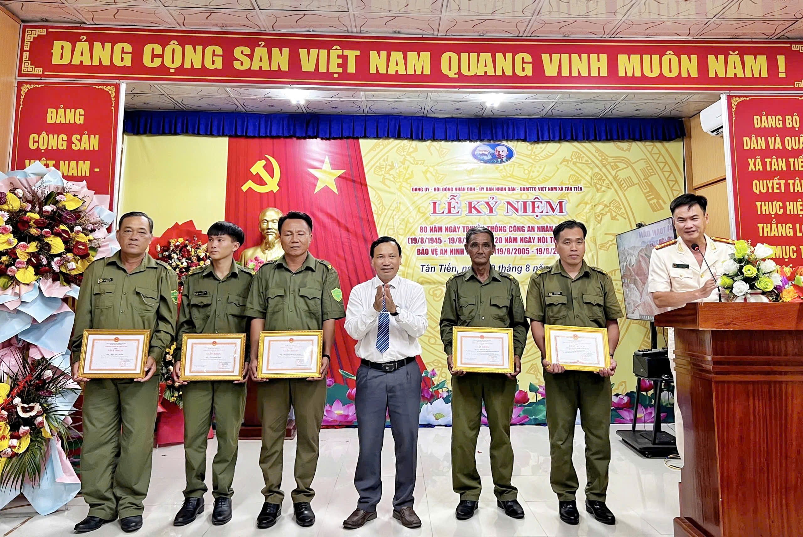 Kỷ niệm 80 năm Ngày truyền thống Công an nhân dân Việt Nam và 20 năm Ngày hội toàn dân bảo vệ an ninh Tổ quốc