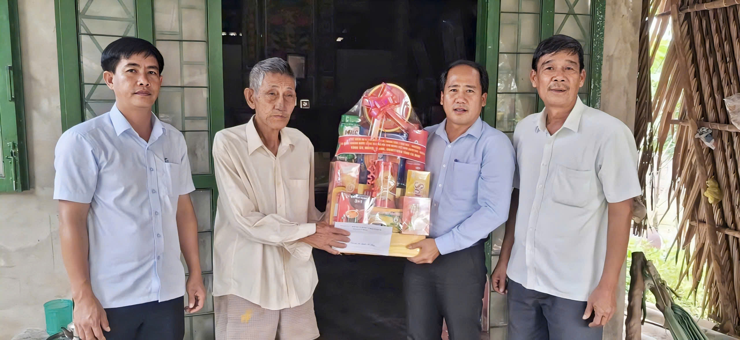 Lãnh đạo Đảng ủy thăm, tặng quà gia đình chính sách nhân kỷ niệm 80 năm Quốc khánh nước Cộng hòa xã hội chủ nghĩa Việt Nam