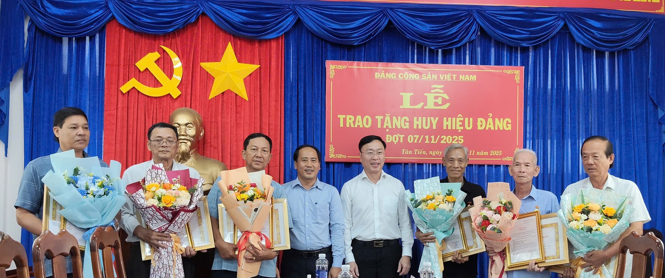 Đảng ủy xã Tân Tiến tổ chức Lễ trao tặng Huy hiệu Đảng cho các đảng viên 30 năm, 40 năm và 45 năm tuổi Đảng
