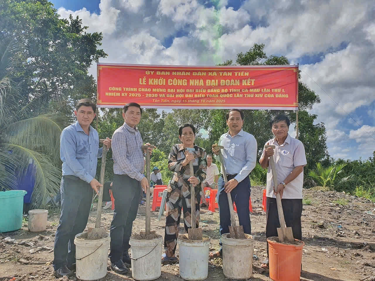 Khởi công xây dựng nhà ở cho hộ nghèo