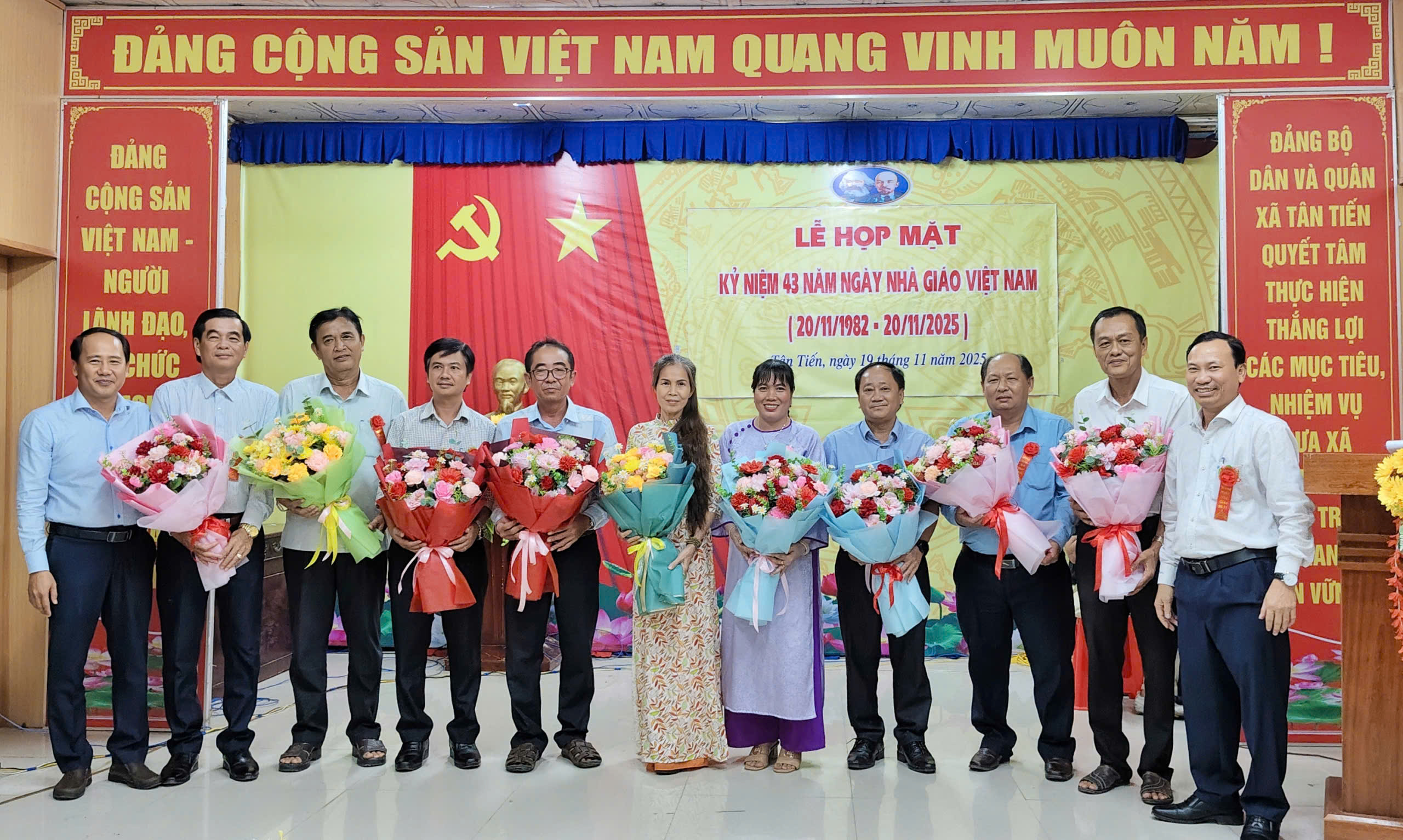 Xã Tân Tiến họp mặt kỷ niệm 43 năm Ngày nhà giáo Việt Nam (20/11/1982 - 20/11/2025)