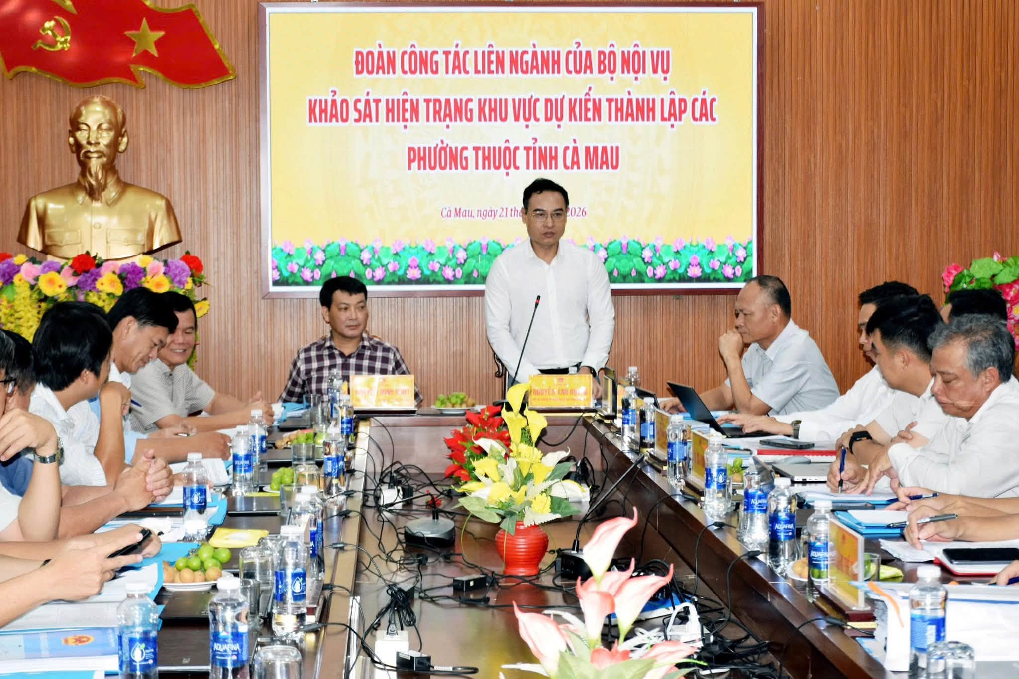 Đoàn công tác liên ngành Bộ Nội vụ khảo sát thực trạng khu vực dự kiến thành lập các phường của tỉnh Cà Mau.