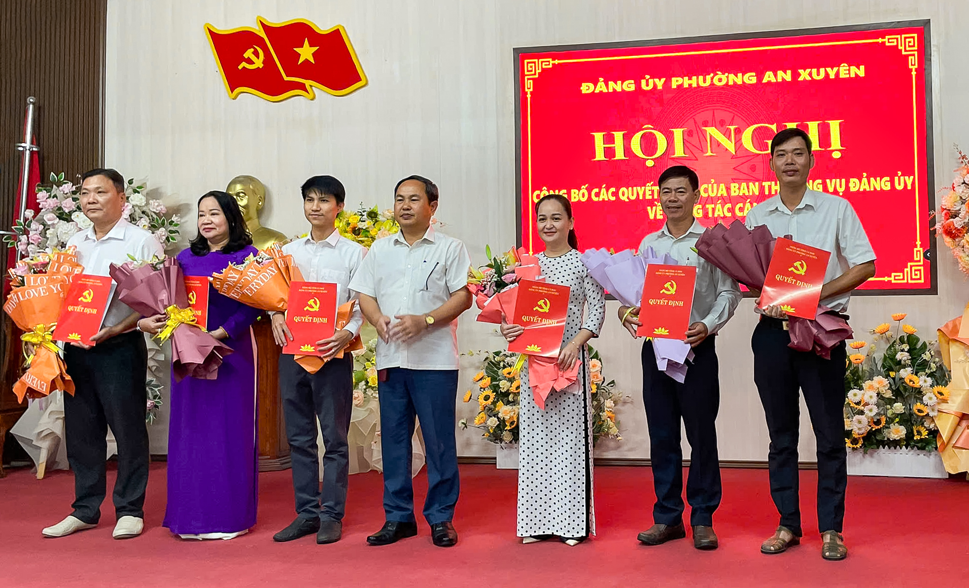 Phường An Xuyên công bố các quyết định về công tác cán bộ