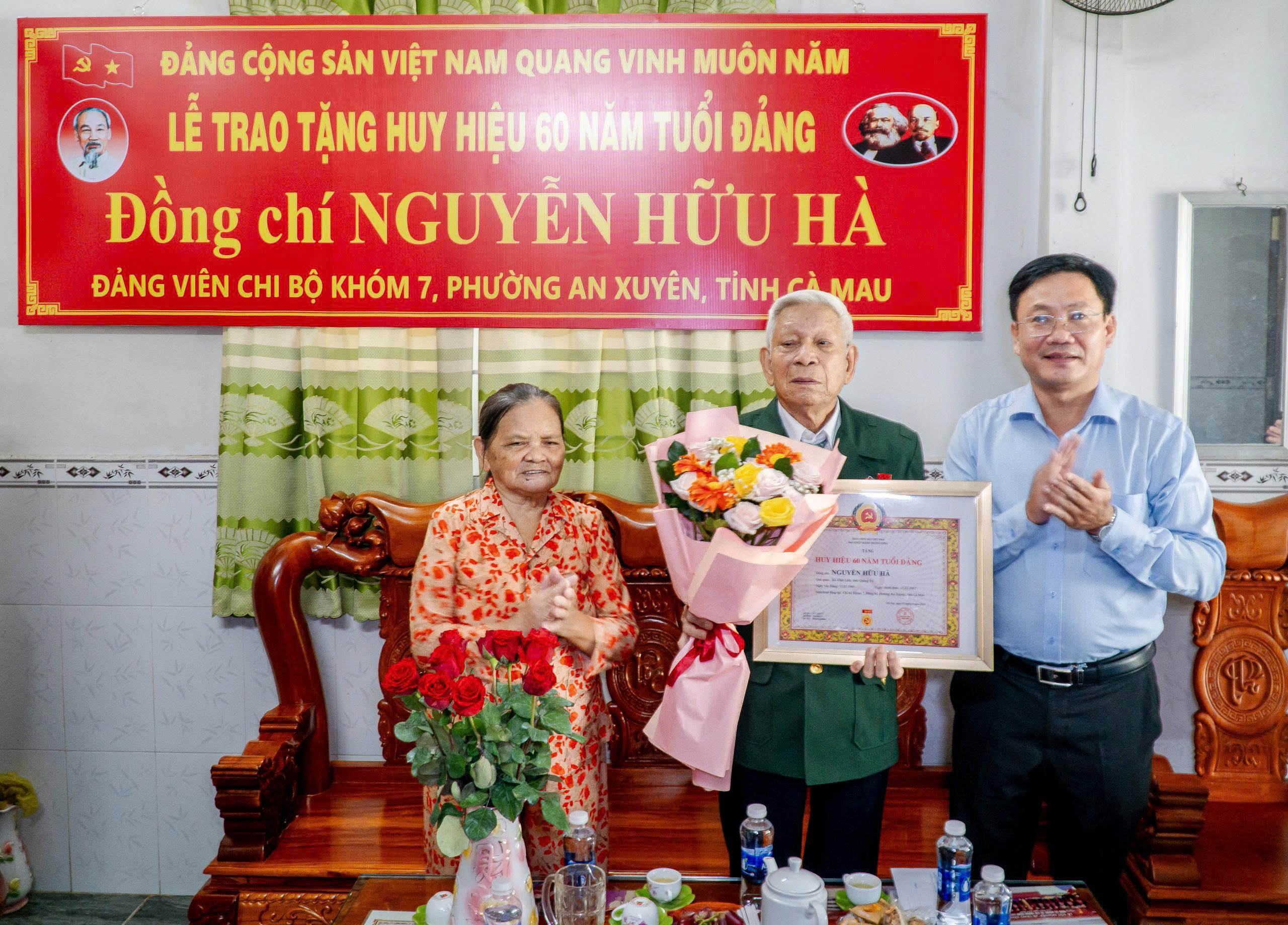 Trao tặng Huy hiệu 60 năm tuổi Đảng cho đảng viên Nguyễn Hữu Hà