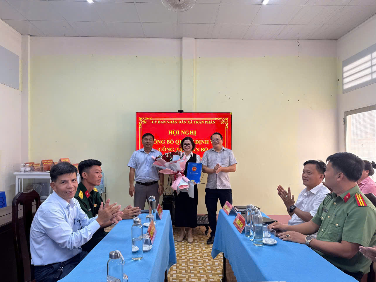 XÃ TRẦN PHÁN CÔNG BỐ QUYẾT ĐỊNH BỔ NHIỆM CHÁNH VĂN PHÒNG HĐND VÀ UBND XÃ