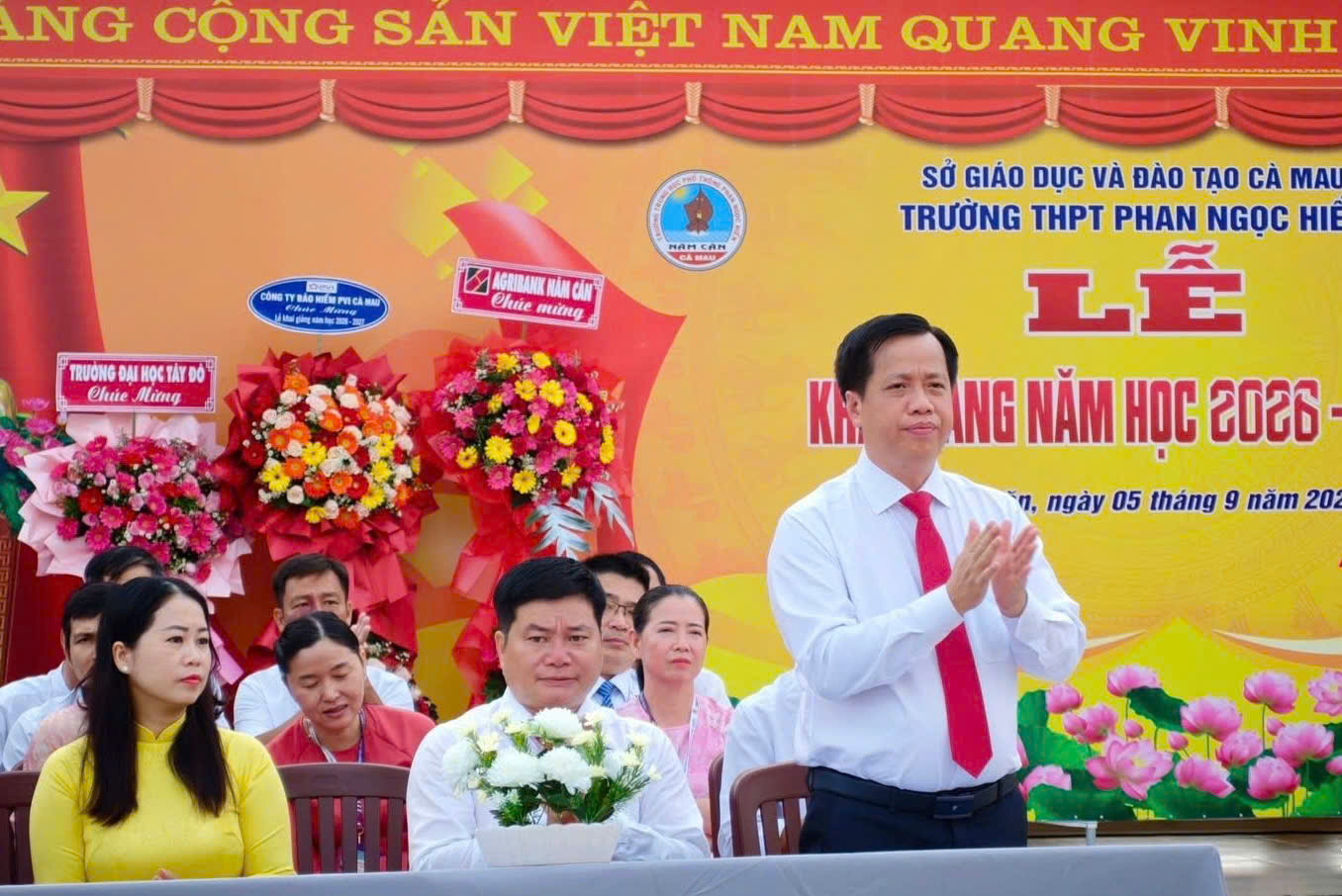 Bí thư Đảng ủy xã Năm Căn Huỳnh Minh Kiên dự Lễ khai giảng tại Trường THPT phan Ngọc Hiển 