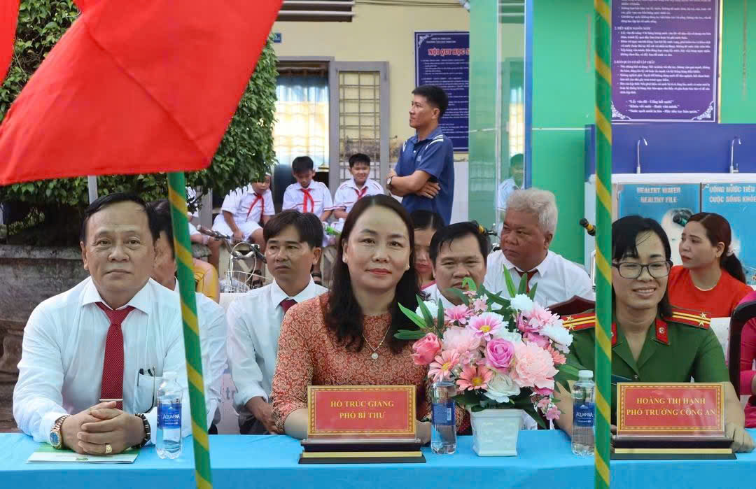 Đồng chí Hồ Trúc Giang, Phó Bí thư Thường trực Đảng ủy dự Lễ khai giảng tại Trường Tiểu học Năm Căn