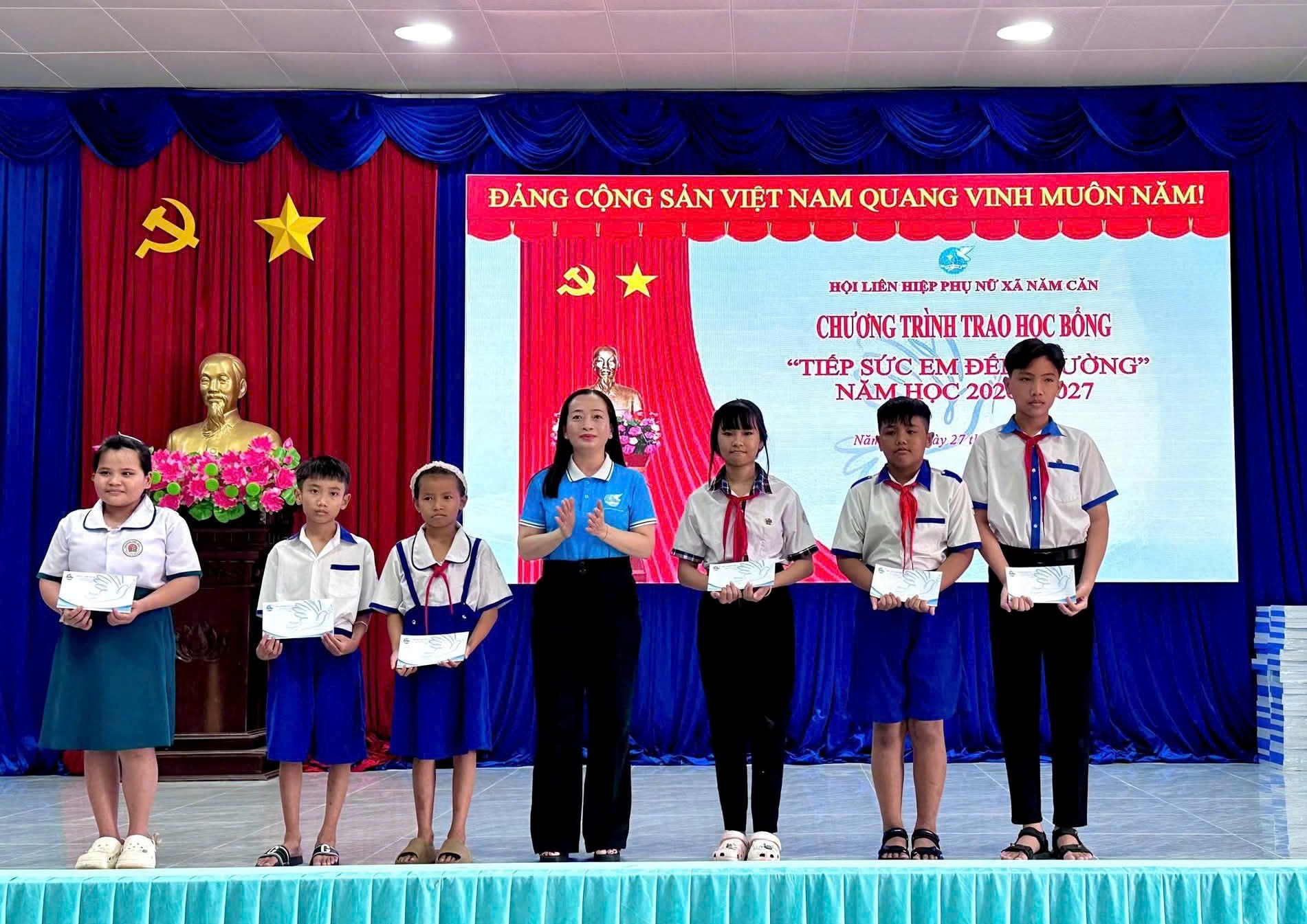 Hội LHPN xã Năm Căn đồng hành, tiếp sức học sinh nghèo đến trường 