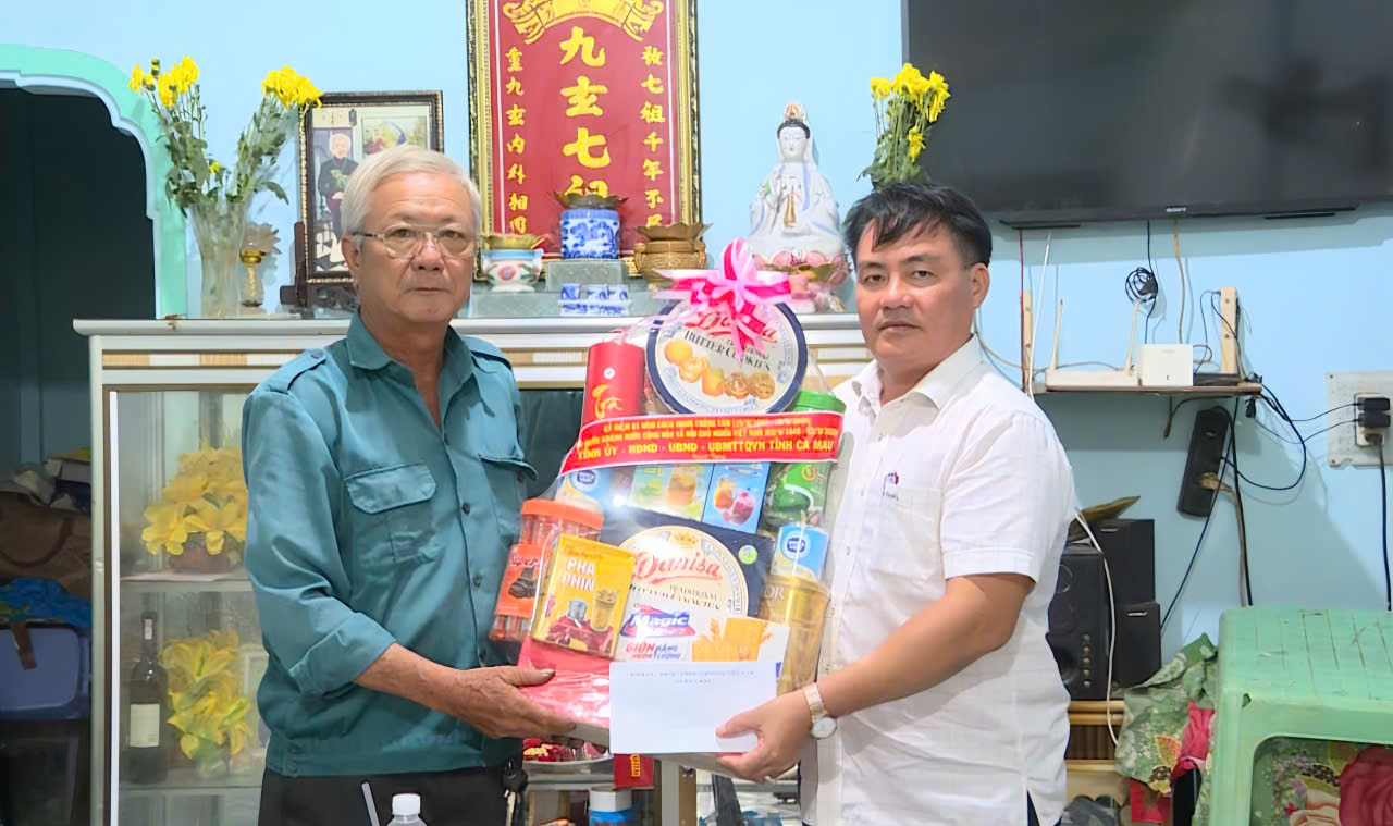 Lãnh đạo xã Năm Căn thăm gia đình chính sách 