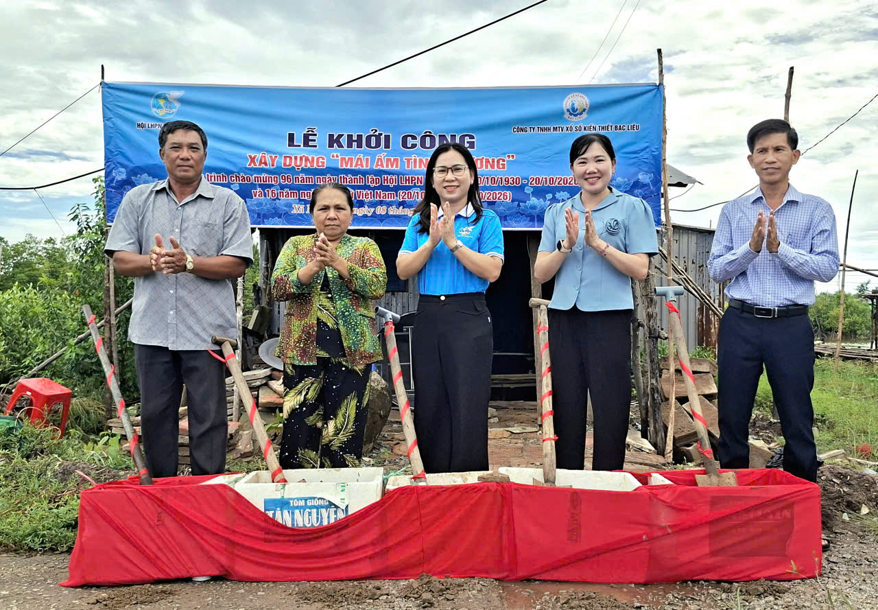 Bà Lê Thị Ngọc Linh, Chủ tịch Hội LHPN tỉnh Cà Mau dự lễ khởi công nhà “Mái Ấm Tình Thương” và tham quan mô hình sản xuất tại xã Năm Căn