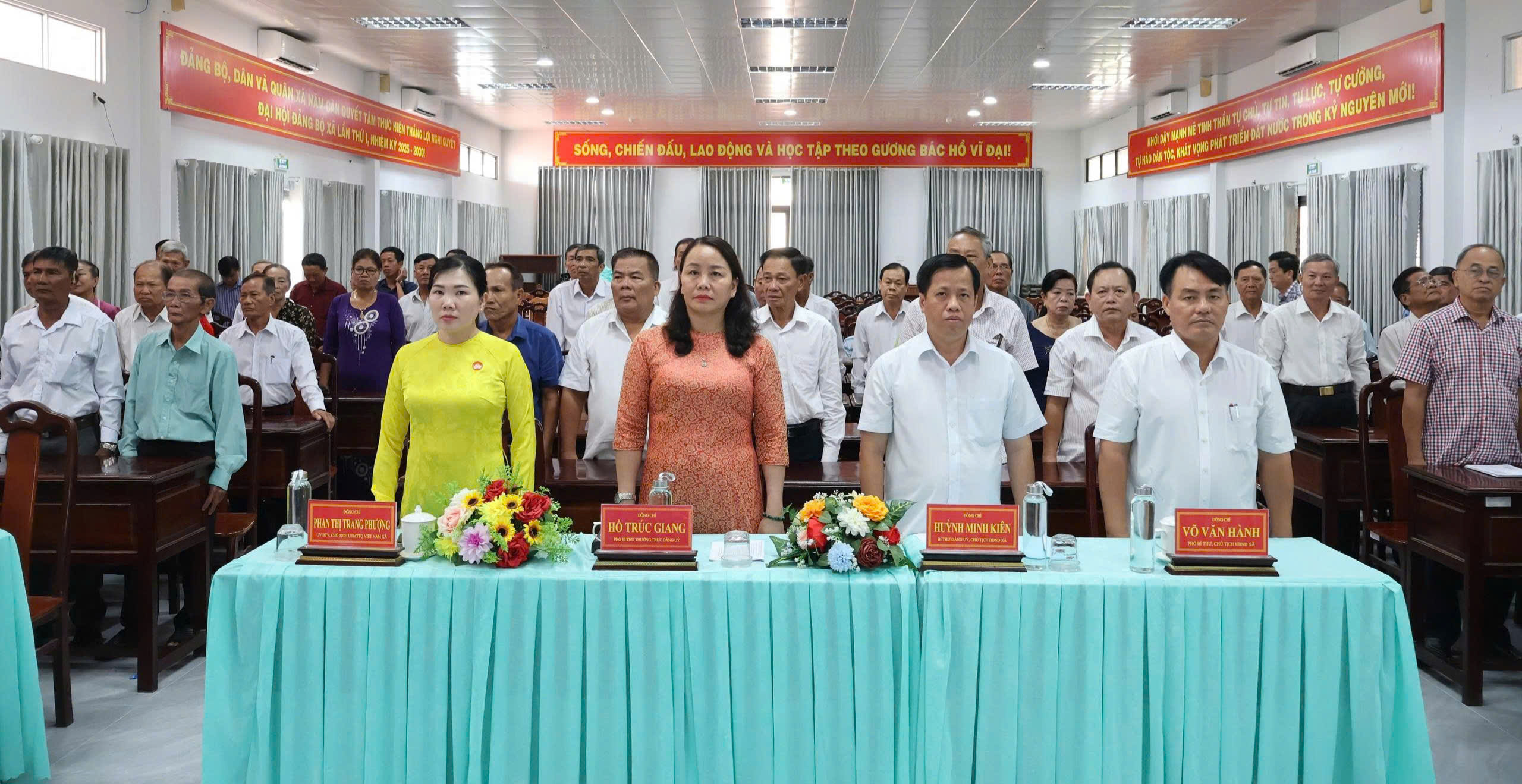 Đảng ủy xã Năm Căn trao tặng Huy hiệu Đảng cho 57 đảng viên 