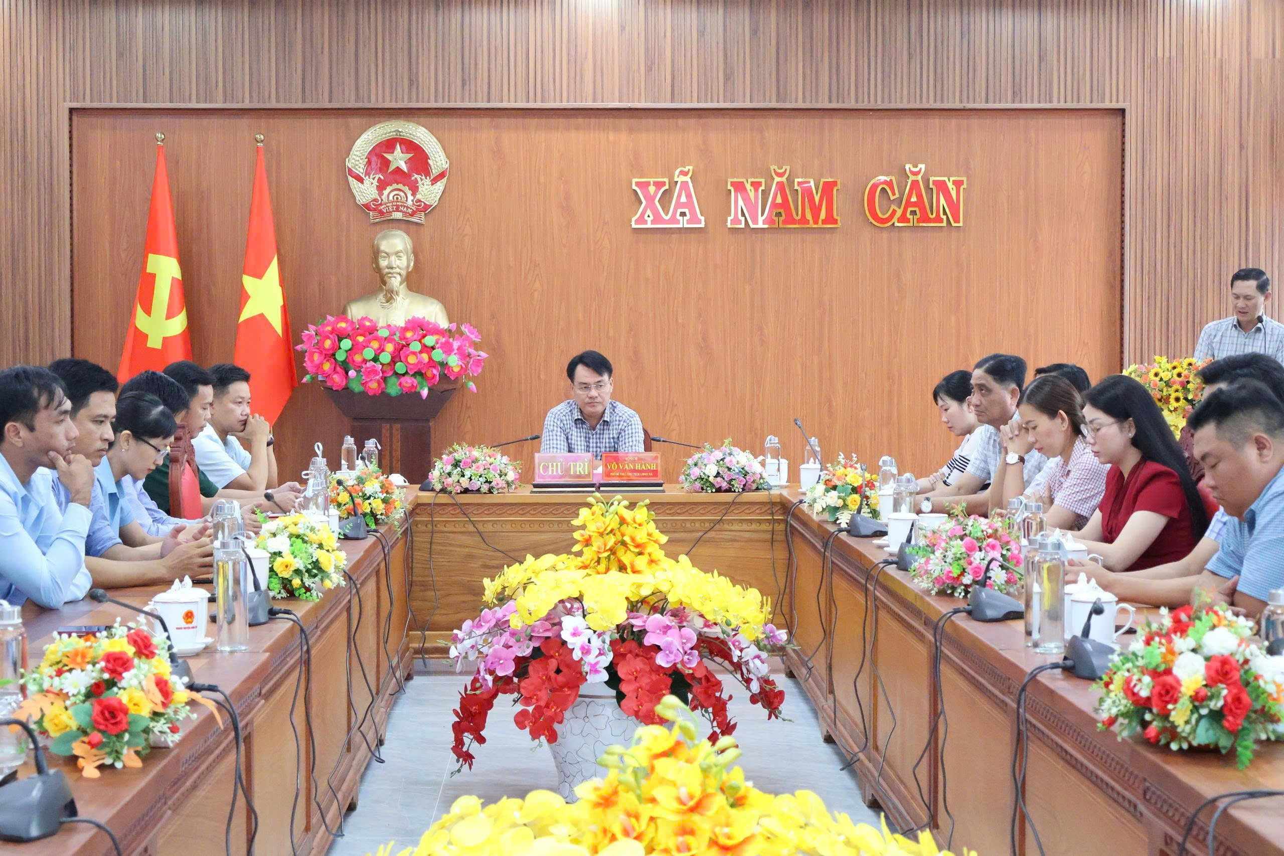 Năm Căn công bố quyết định đối với người hoạt động không chuyên trách 