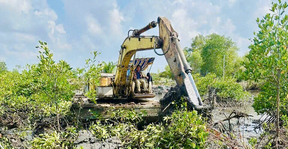 Bí thư Đảng ủy, Chủ tịch HĐND xã Đất Mới khảo sát công trình lộ giao thông nông thôn, phương án phòng chống sạt lở trên địa bàn ấp Sa Phô