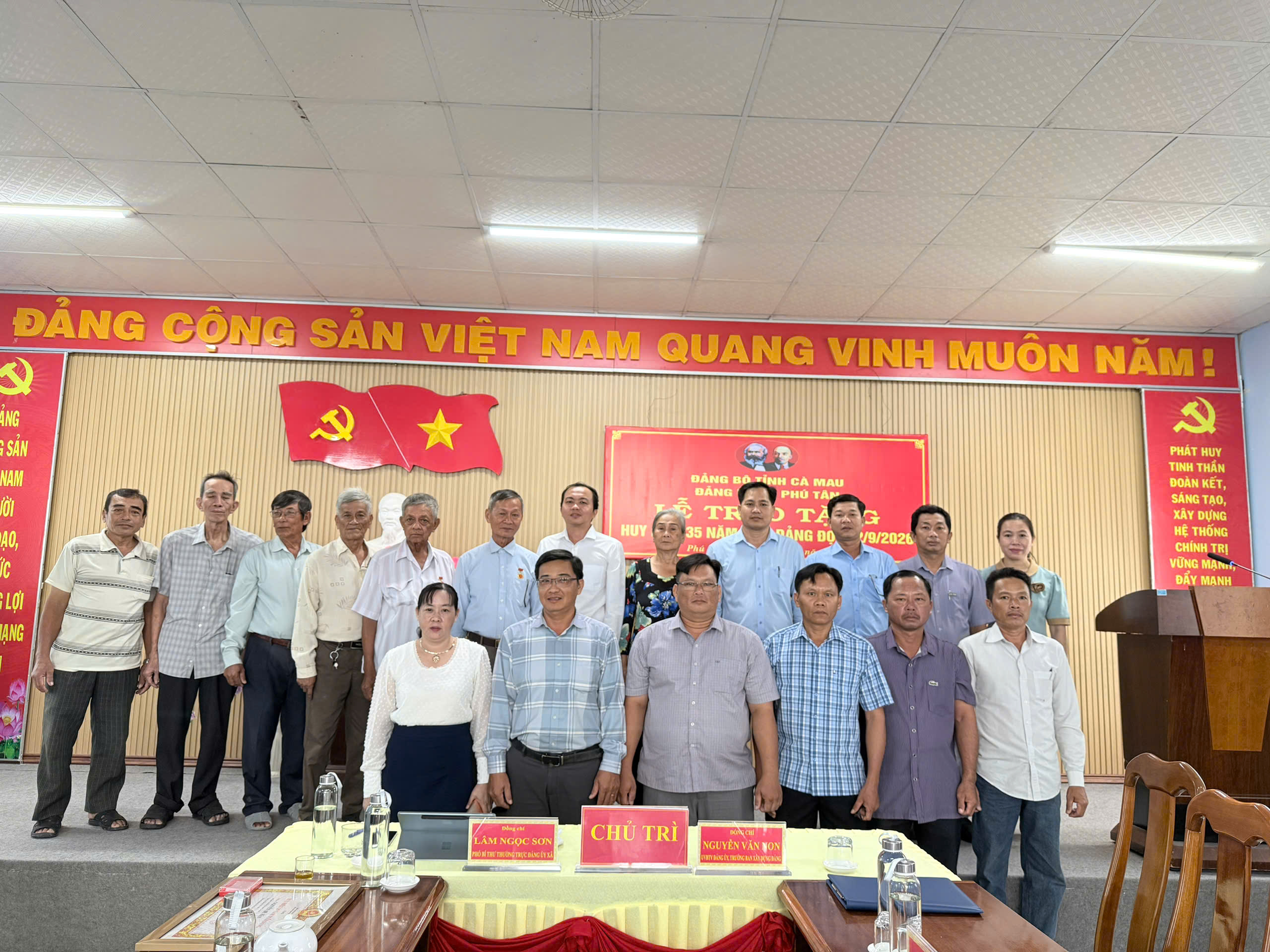 ĐẢNG ỦY XÃ PHÚ TÂN TỔ CHỨC LỄ TRAO TẶNG HUY HIỆU 35 NĂM TUỔI ĐẢNG CHO CÁC ĐẢNG VIÊN CỦA CHI BỘ