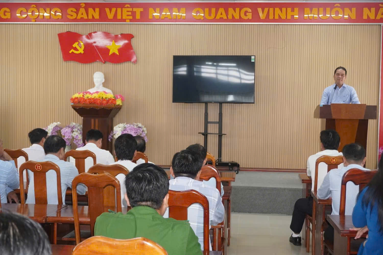 ĐẢNG ỦY - HỘI ĐỒNG NHÂN DÂN - ỦY BAN NHÂN DÂN -  ỦY BAN MẶT TRẬN TỔ QUỐC VIỆT NAM XÃ PHÚ TÂN  TỔ CHỨC CHÀO CỜ ĐẦU THÁNG VÀ KỂ CHUYỆN VỀ BÁC HỒ