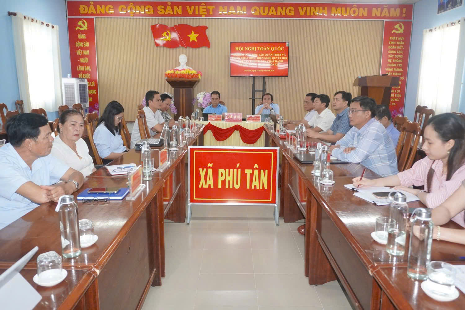 ĐẢNG BỘ XÃ PHÚ TÂN THAM GIA HỘI NGHỊ  TRỰC TUYẾN TOÀN QUỐC NGHIÊN CỨU, HỌC TẬP, QUÁN TRIỆT VÀ TRIỂN KHAI THỰC HIỆN NGHỊ QUYẾT HỘI NGHỊ TRUNG ƯƠNG 4, BAN CHẤP HÀNH TRUNG ƯƠNG ĐẢNG, KHÓA XIV