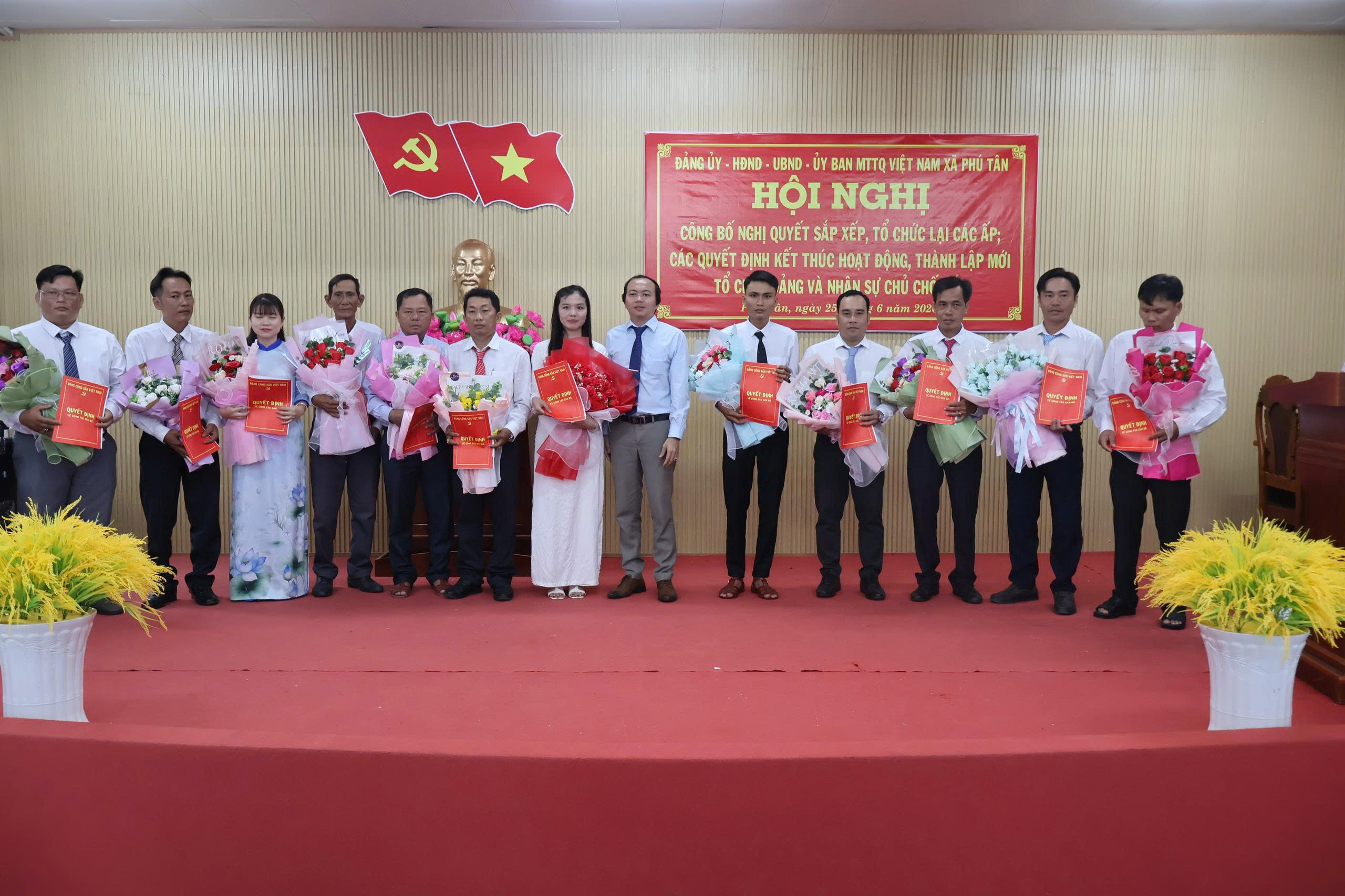 PHÚ TÂN HOÀN THÀNH VƯỢT KẾ HOẠCH TRONG VIỆC SẮP XẾP, TỔ CHỨC LẠI CÁC ẤP; KẾT THÚC HOẠT ĐỘNG, THÀNH LẬP MỚI TỔ CHỨC ĐẢNG VÀ KIỆN TOÀN NHÂN SỰ CHỦ CHỐT CÁC ẤP TRÊN ĐỊA BÀN