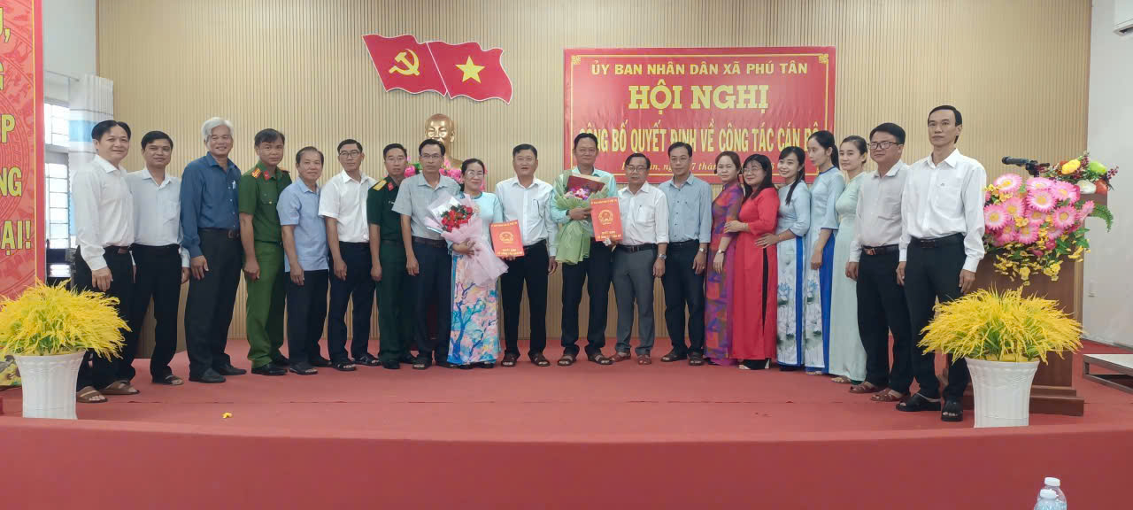 UỶ BAN NHÂN DÂN XÃ PHÚ TÂN TỔ CHỨC HỘI NGHỊ CÔNG BỐ QUYẾT ĐỊNH VỀ CÔNG TÁC CÁN BỘ