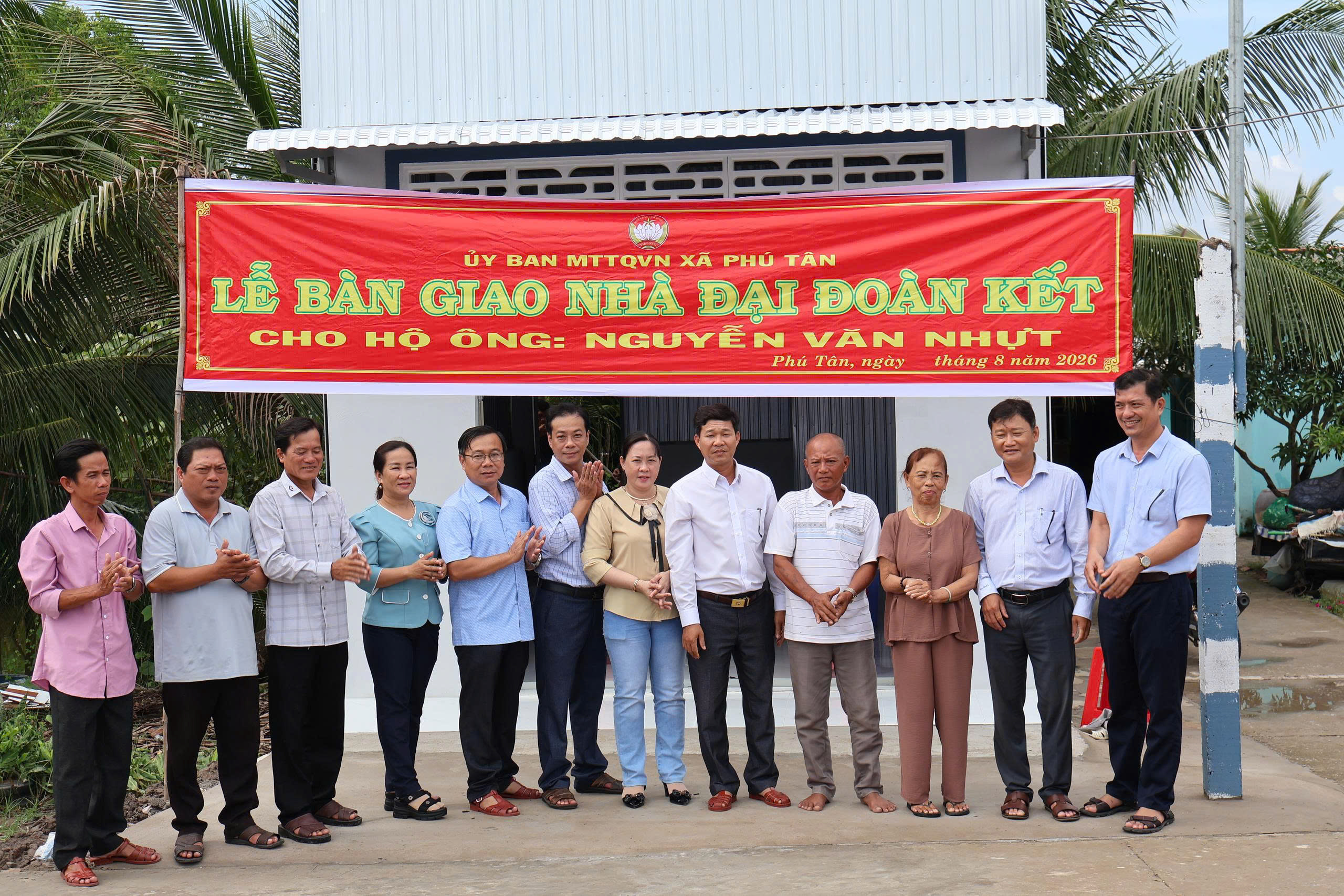 PHÚ TÂN BÀN GIAO MÁI ẤM, LAN TỎA NGHĨA TÌNH VÌ AN SINH XÃ HỘI