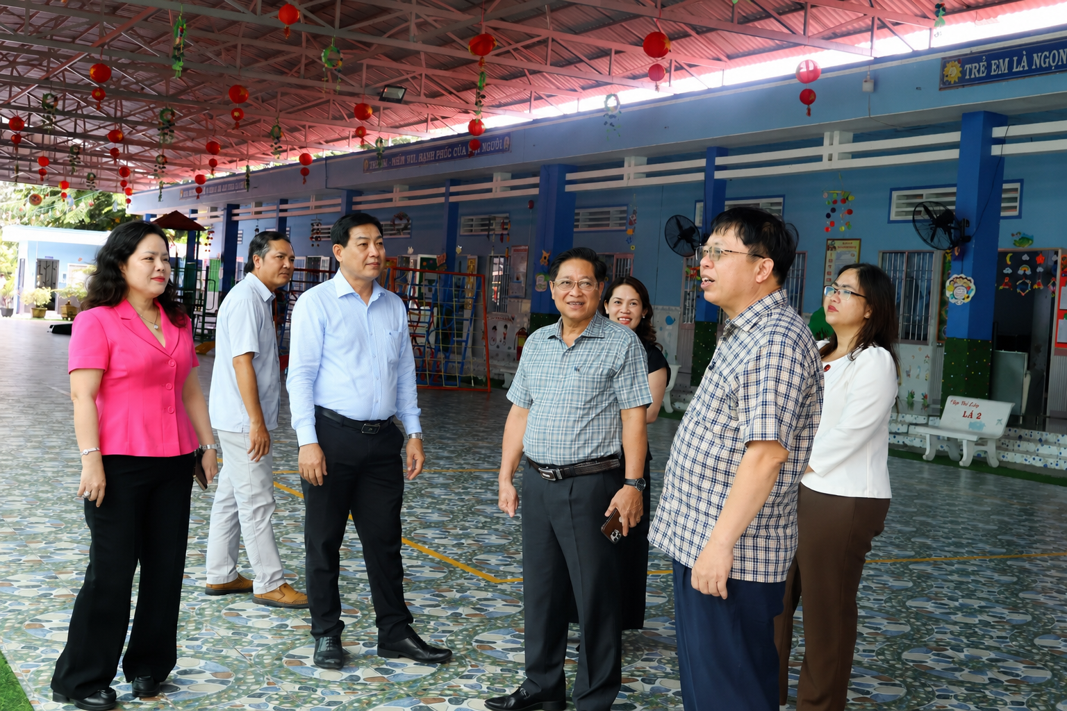 Đoàn công tác tỉnh Cà Mau kiểm tra trường lớp học tại xã Thới Bình
