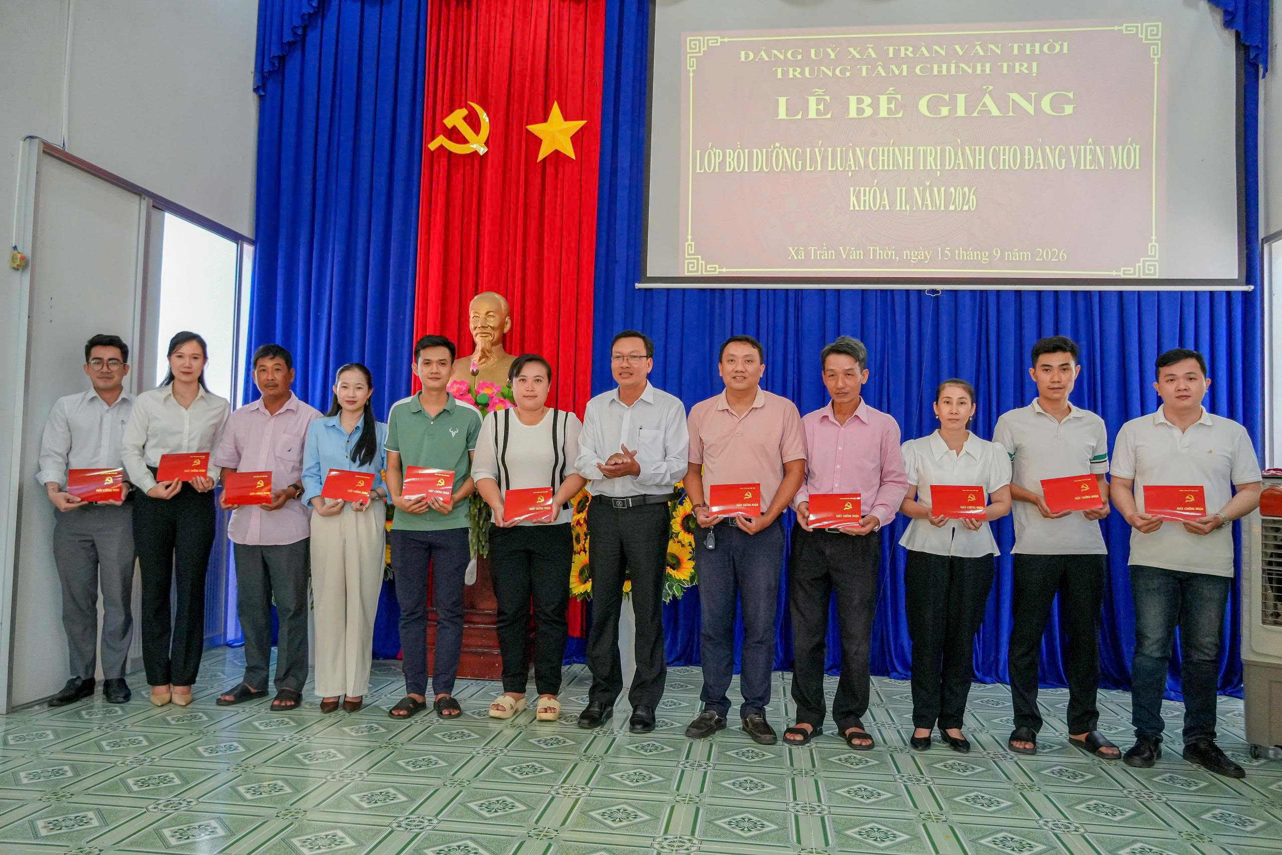Bế giảng lớp Bồi dưỡng lý luận chính trị dành cho đảng viên mới khóa II, năm 2026