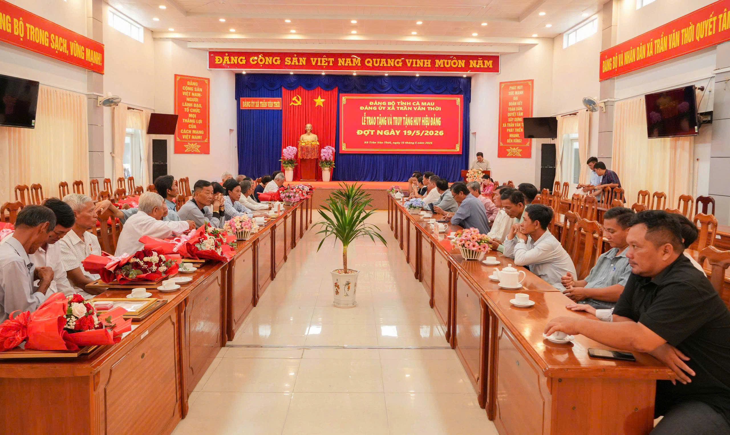 XÃ TRẦN VĂN THỜI TRAO TẶNG VÀ TRUY TẶNG HUY HIỆU ĐẢNG ĐỢT 19/5