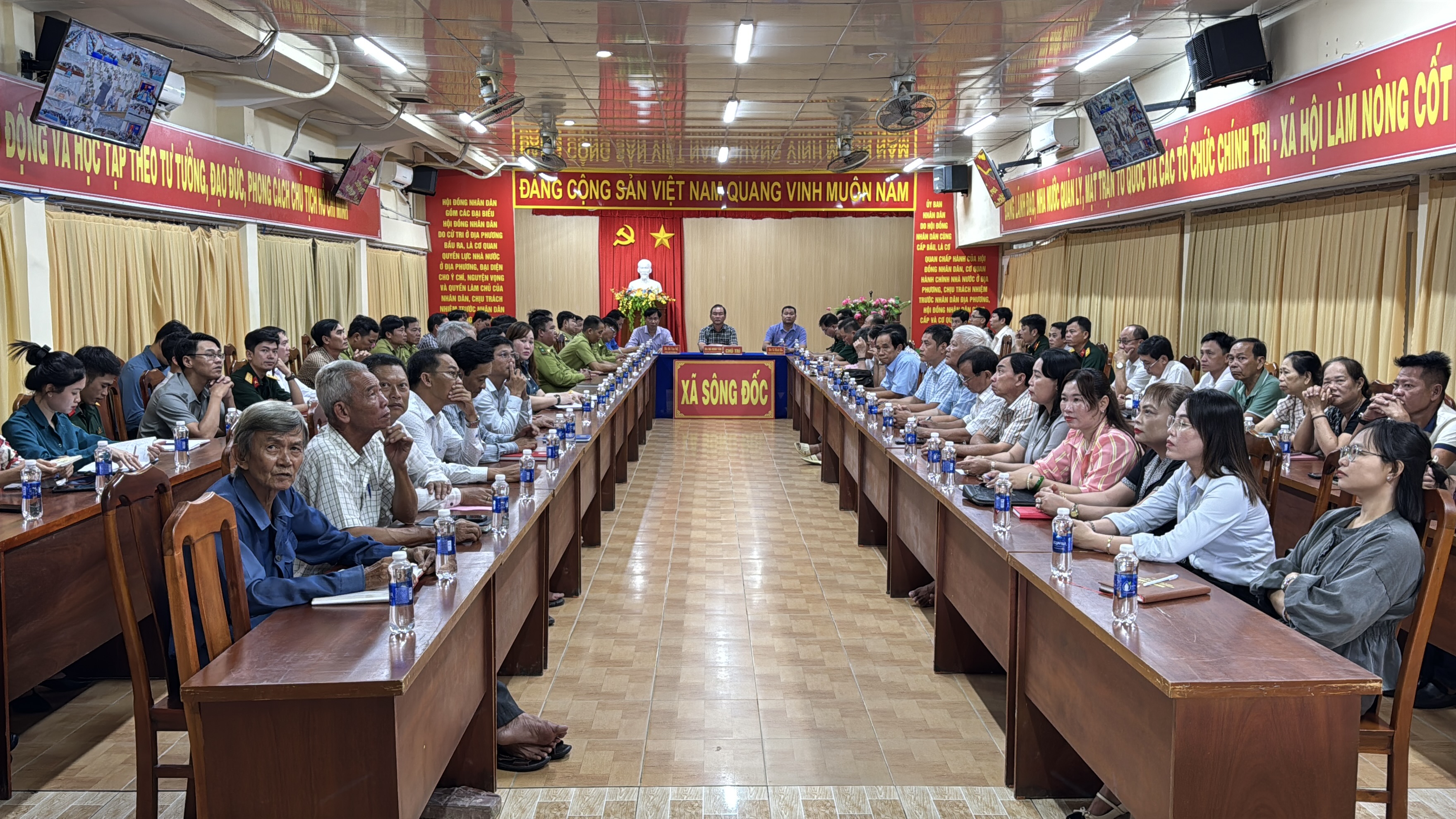 XÃ SÔNG ĐỐC: 750 ĐẢNG VIÊN THAM DỰ HỘI NGHỊ TRỰC TUYẾN TOÀN QUỐC QUÁN TRIỆT CÁC CHUYÊN ĐỀ NGHỊ QUYẾT, CHỈ THỊ CỦA BỘ CHÍNH TRỊ
