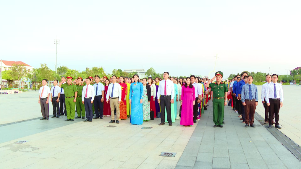 PHƯỜNG BẠC LIÊU TỔ CHỨC CHÀO CỜ THÁNG 2 TẠI QUẢNG TRƯỜNG HÙNG VƯƠNG