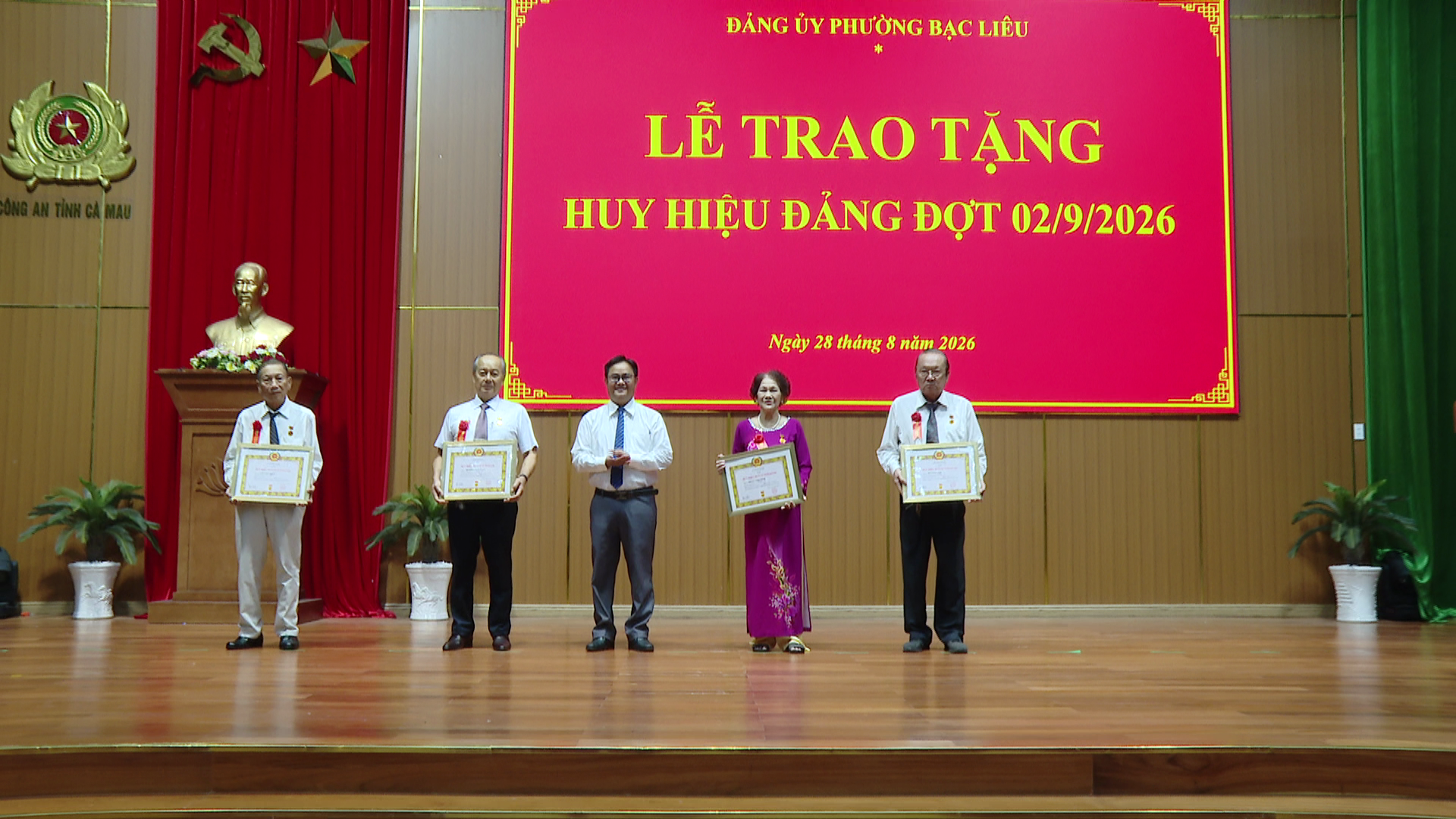 HƠN 300 ĐẢNG VIÊN CAO NIÊN PHƯỜNG BAC LIÊU VINH DỰ NHẬN HUY HIỆU ĐẢNG ĐỢT 02/9