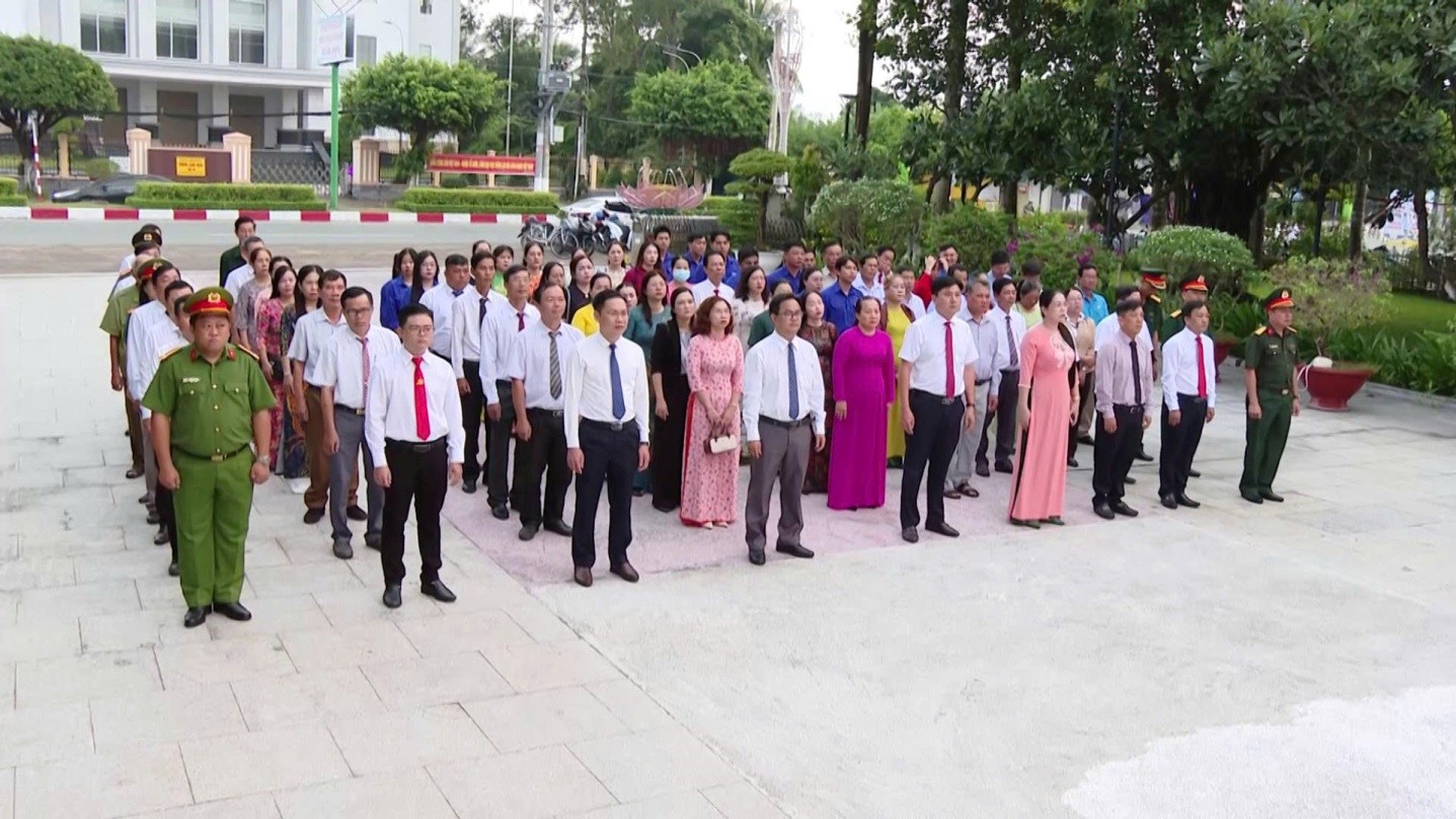 PHƯỜNG BẠC LIÊU TRANG TRỌNG TỔ CHỨC LỄ VIẾNG, DÂNG HƯƠNG TẠI ĐÀI TƯỞNG NIỆM CÁC ANH HÙNG LIỆT SĨ VÀ TƯỢNG ĐÀI SỰ KIỆN MẬU THÂN