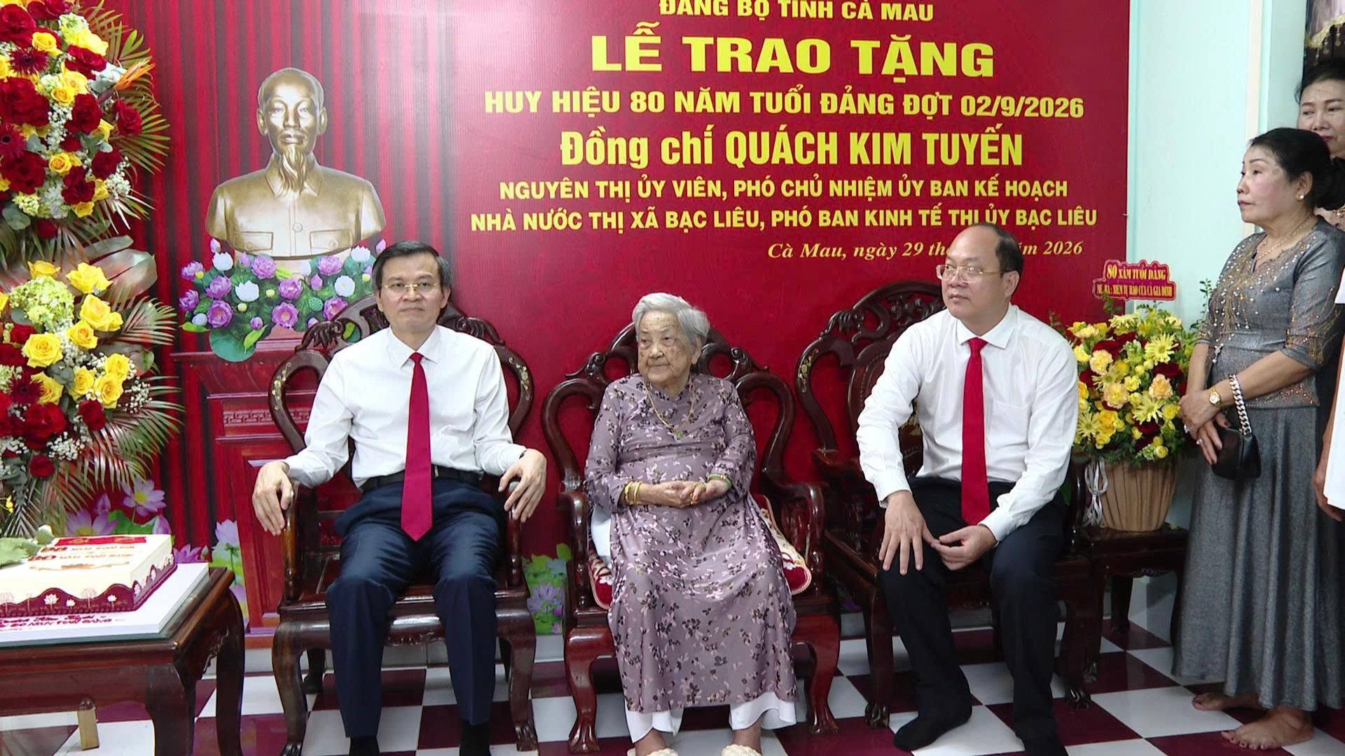 Trao Huy hiệu 80 năm tuổi Đảng tặng đảng viên lão thành tại phường Bạc Liêu, tỉnh Cà Mau.