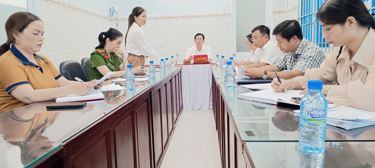 Ban Văn hóa - Xã hội HĐND phường Vĩnh Trạch thẩm tra các văn bản trình kỳ họp thứ 4 (thường lệ) khóa II
