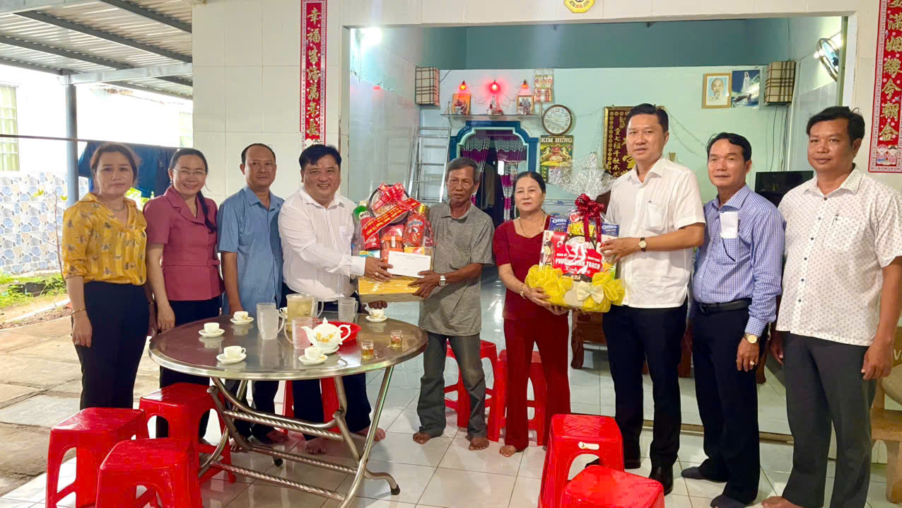 Phường Vĩnh Trạch thăm, tặng quà gia đình chính sách nhân kỷ niệm 79 năm ngày thương binh, liệt sĩ