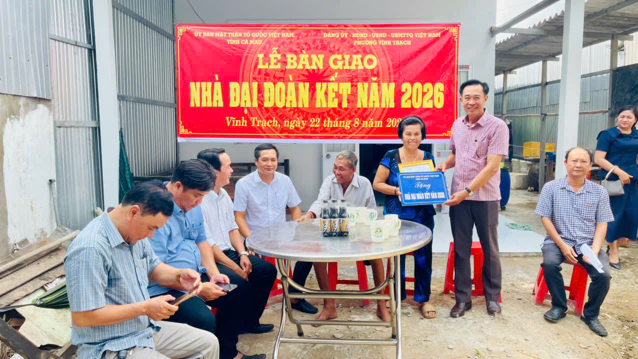 Phường Vĩnh Trạch bàn giao 2 căn nhà đại đoàn kết cho hộ có hoàn cảnh khó khăn