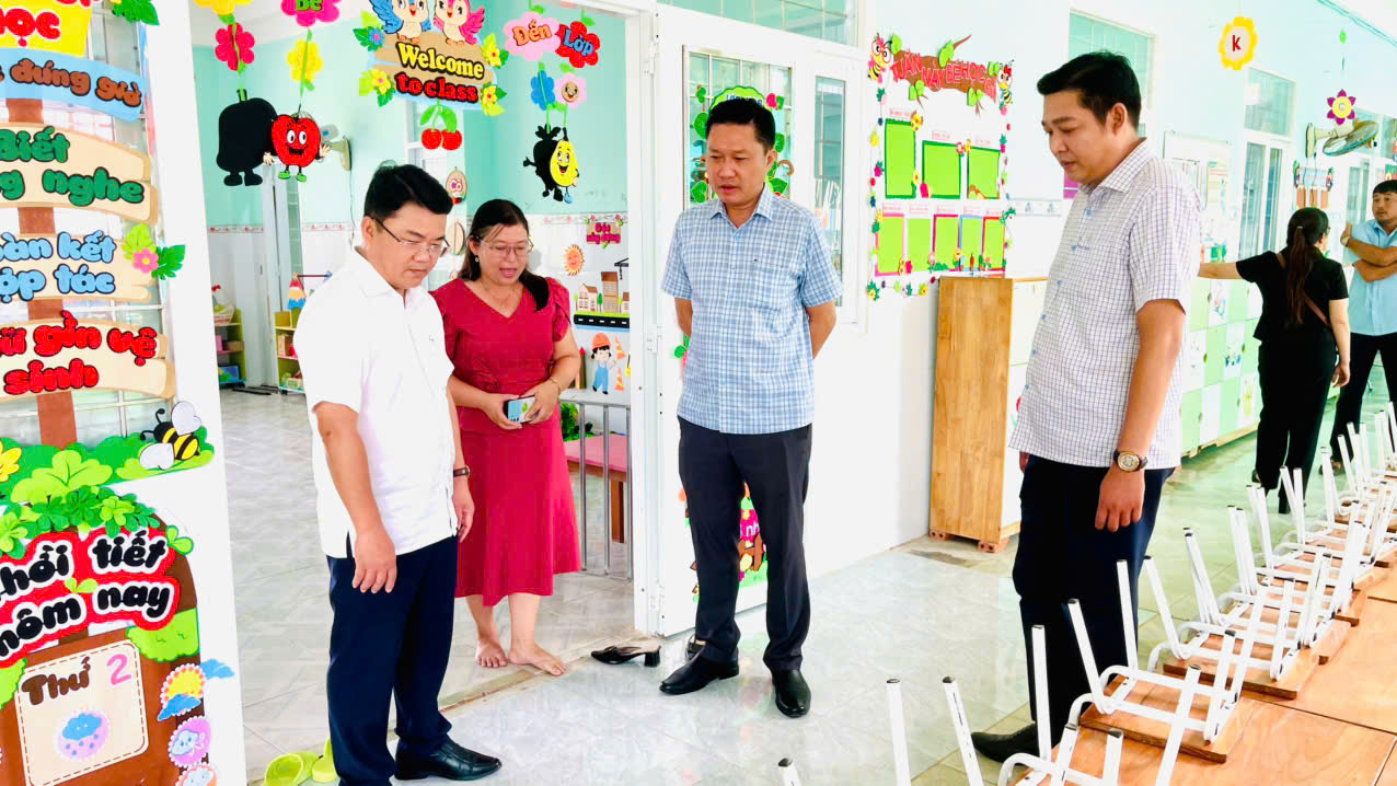 Đoàn khảo sát Phường Vĩnh Trạch kiểm tra công tác chuẩn bị năm học 2026-2027