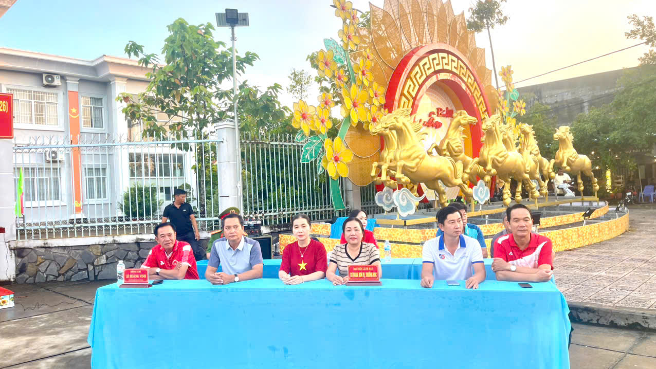 Phường Vĩnh Trạch sôi nổi hưởng ứng chương trình đi bộ "Cùng Việt Nam tiến bước" năm 2026