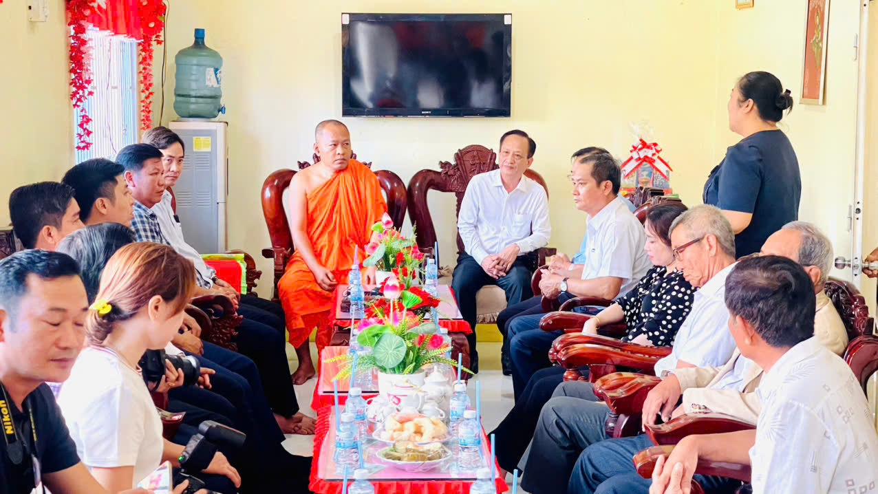 Phường Vĩnh Trạch : Đoàn lãnh đạo tỉnh Cà Mau thăm, chúc mừng lễ Sen Dolta của đồng bào dân tộc khmer năm 2026 tại chùa Kim Cấu