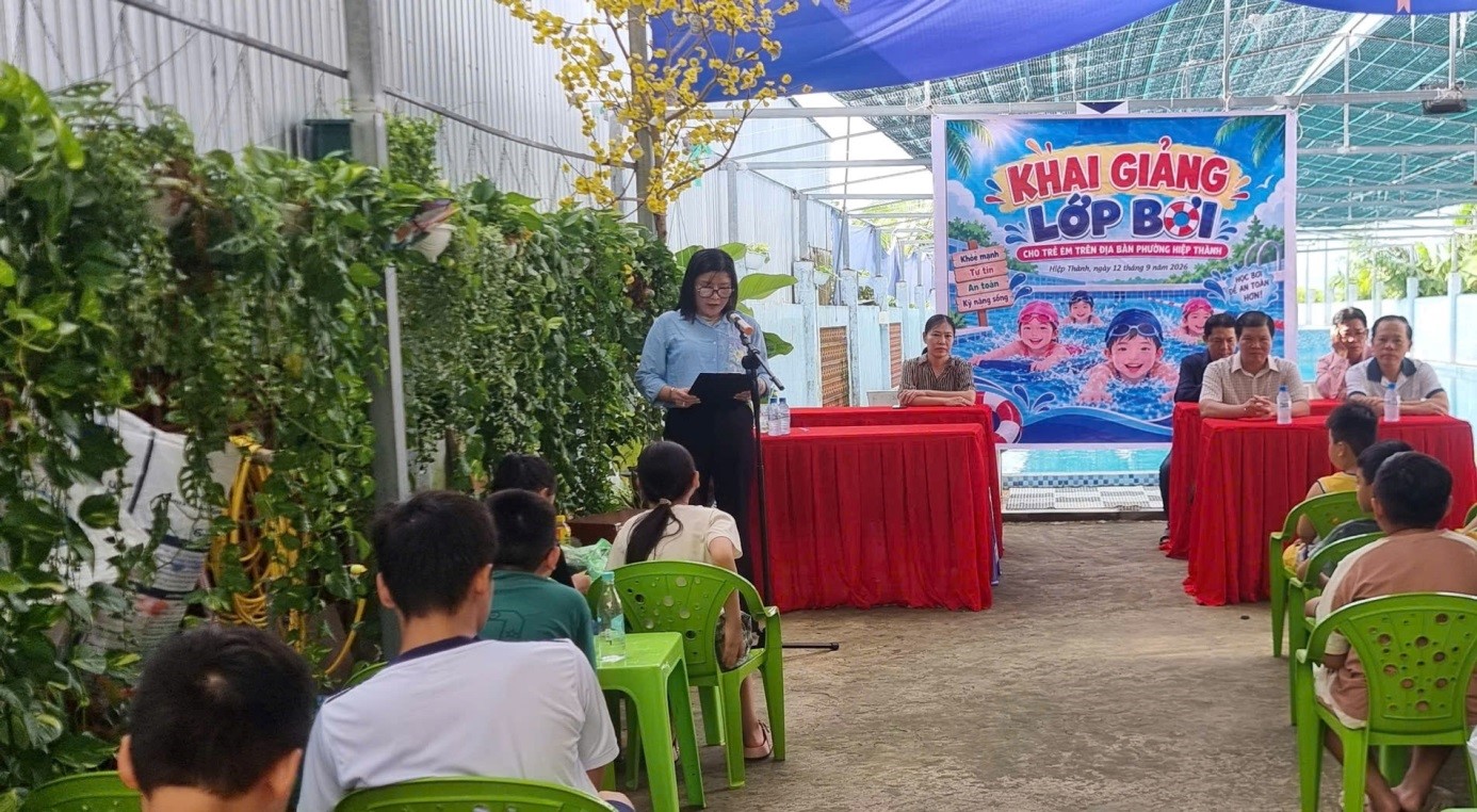 Khai giảng lớp dạy bơi an toàn, phòng, chống đuối nước miễn phí cho trẻ em trên địa bàn phường