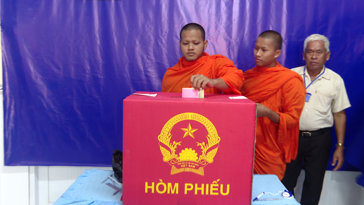 Bà con cử tri phường Hiệp Thành phấn khởi trong “Ngày hội non sông”