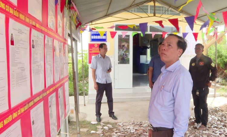Phó Bí thư Đảng ủy phường Hiệp Thành Phan Thanh Vũ kiểm tra công tác chuẩn bị bầu cử tại các khu vực bỏ phiếu