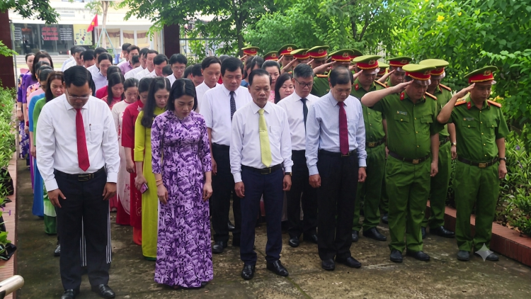 Đảng ủy, HĐND, UBND phường Hiệp Thành tổ chức lễ viếng, dâng hương tại Nhà bia tưởng niệm các Anh hùng - Liệt sĩ