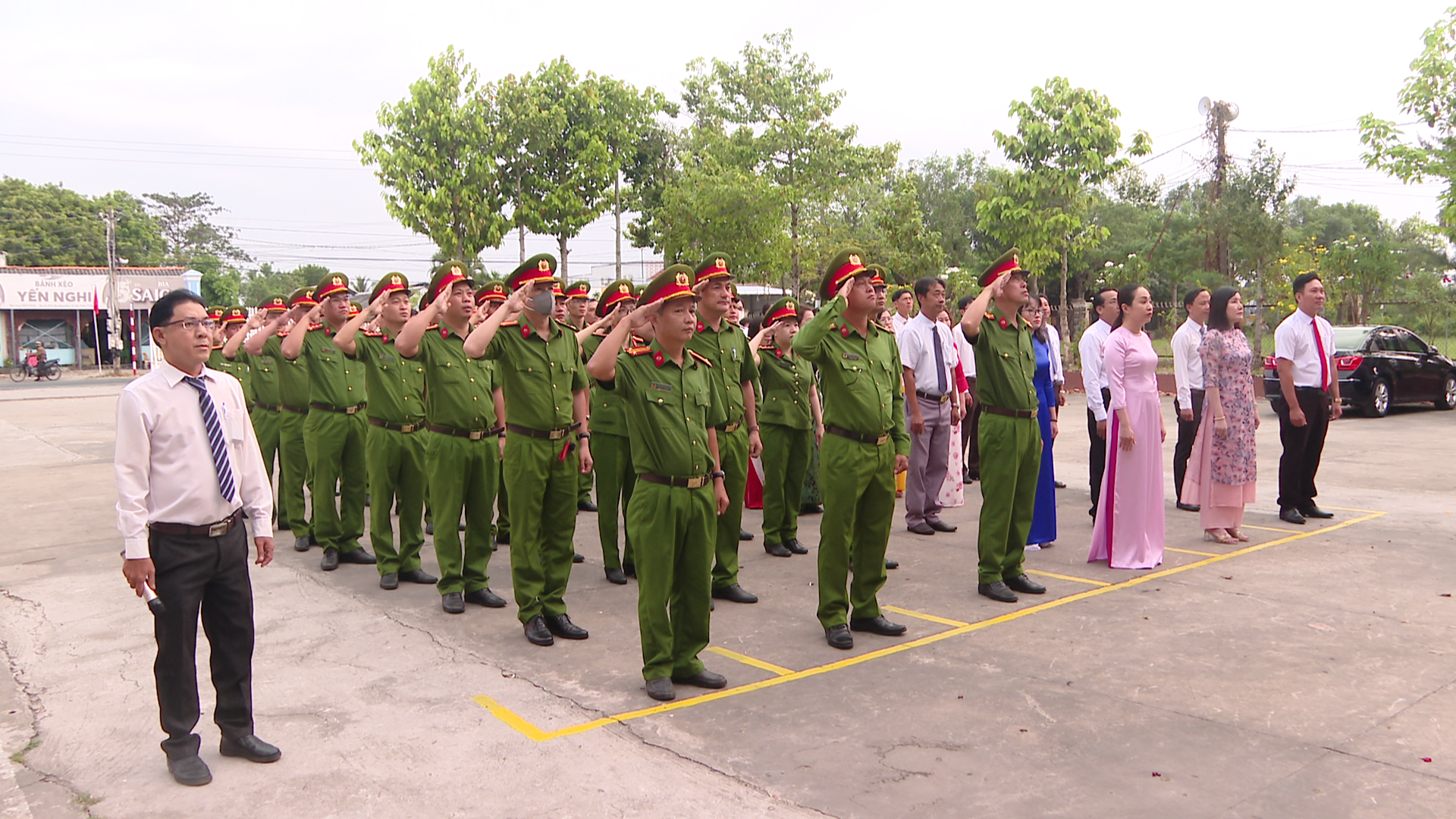 CBCCVC UBND phường Hiệp Thành chào cờ tháng 01/2026